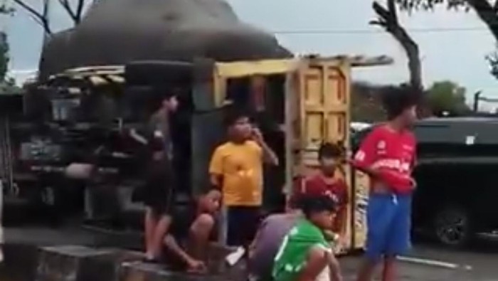 Truk yang terguling di ringroad timur Banguntapan, Bantul, Jumat (22/11/2024).