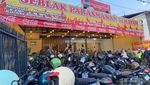 Nongkrong Asyik di Warung Seblak yang Lagi Viral di Bandung