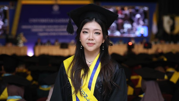 Uphe Angelia Maitriani, wisudawati UGM pada Wisuda Program Sarjana dan Sarjana Terapan Periode I Tahun Akademik 2024/2025. Foto diunggah Jumat (22/11/2024).