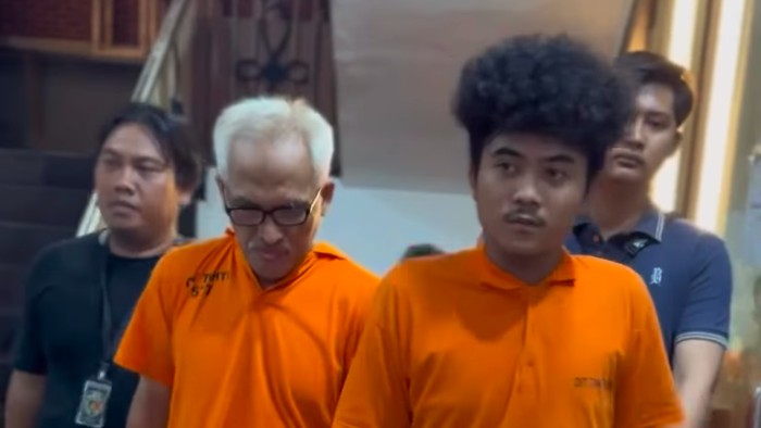 Ustaz sakti yang merupakan pelaku penipuan modus hipnotis ditangkap Polda Metro Jaya. Aby ditangkap bersama 5 rekan kriminalnya. (dok IG @kasubditjatanraspmj)