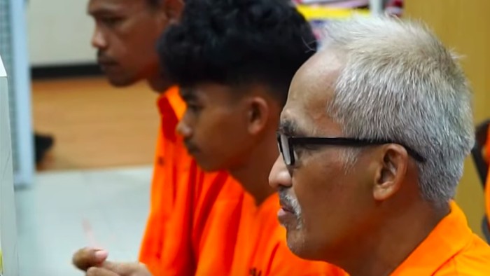 Ustaz sakti yang merupakan pelaku penipuan modus hipnotis ditangkap Polda Metro Jaya. Aby ditangkap bersama 5 rekan kriminalnya. (dok IG @kasubditjatanraspmj)
