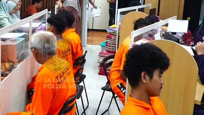 Ustaz sakti yang merupakan pelaku penipuan modus hipnotis ditangkap Polda Metro Jaya. Aby ditangkap bersama 5 rekan kriminalnya. (dok IG @kasubditjatanraspmj)