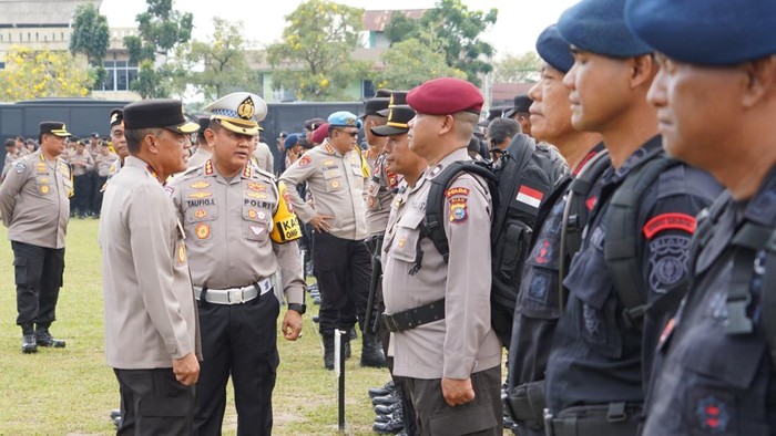 Wakapolda Riau Brigjen Polisi K Rahmadi dan Dirlantas Kombes Taufiq selaku Kaopsda OMP LK 2024. (Dok Ditlantas Polda Riau)