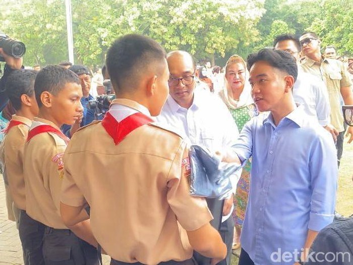 Wakil Presiden Gibran Rakabuming Raka mengunjungi SMKN 7 Semarang, Jumat (22/11/2024).