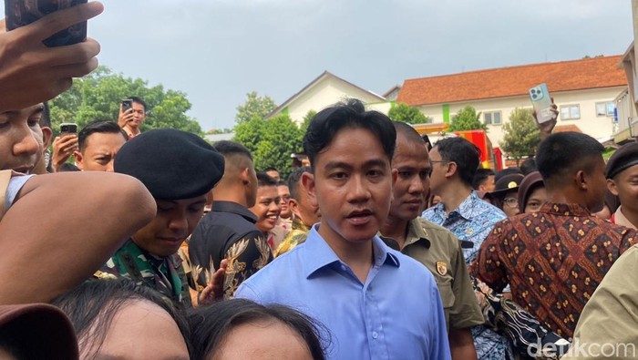 Wakil Presiden Gibran Rakabuming Raka mengunjungi SMKN 7 Semarang, Jumat (22/11/2024).