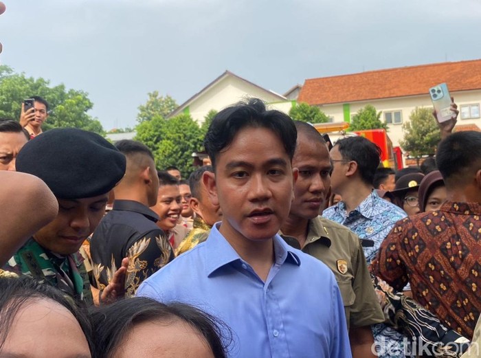 Wakil Presiden Gibran Rakabuming Raka mengunjungi SMKN 7 Semarang, Jumat (22/11/2024).