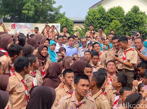 Wakil Presiden Gibran Rakabuming Raka mengunjungi SMKN 7 Semarang, Jumat (22/11/2024).