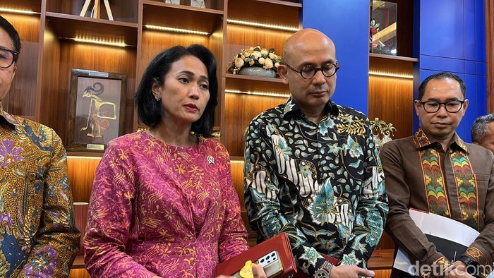Wamenteri P2MI Christina Aryani dan Wamenlu Arrmanatha Nasir usai rapat soal pekerja migran
