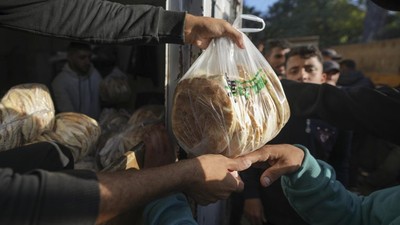 Warga Gaza Berdesakkan Demi Dapat Seplastik Roti