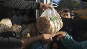 Warga Gaza Berdesakkan Demi Dapat Seplastik Roti
