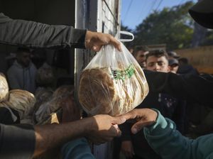 Warga Gaza Berdesakkan Demi Dapat Seplastik Roti