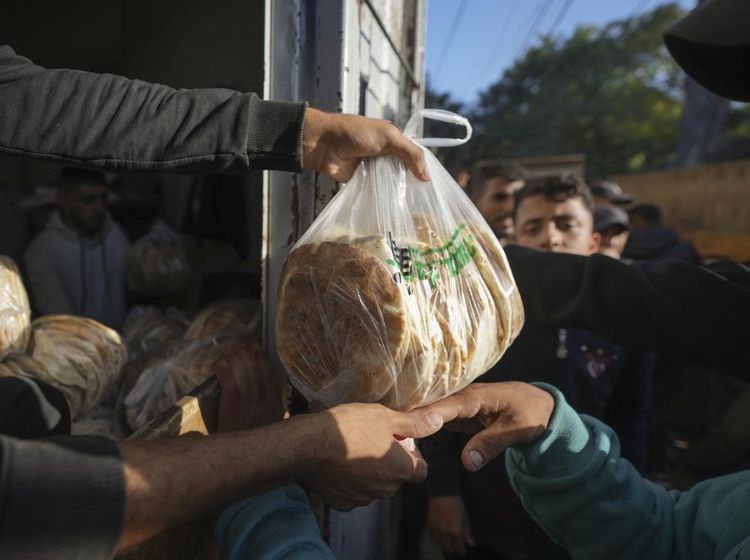 Warga Gaza Berdesakkan Demi Dapat Seplastik Roti