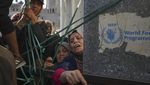 Warga Gaza Berdesakkan Demi Dapat Seplastik Roti