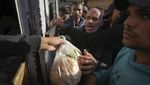 Warga Gaza Berdesakkan Demi Dapat Seplastik Roti