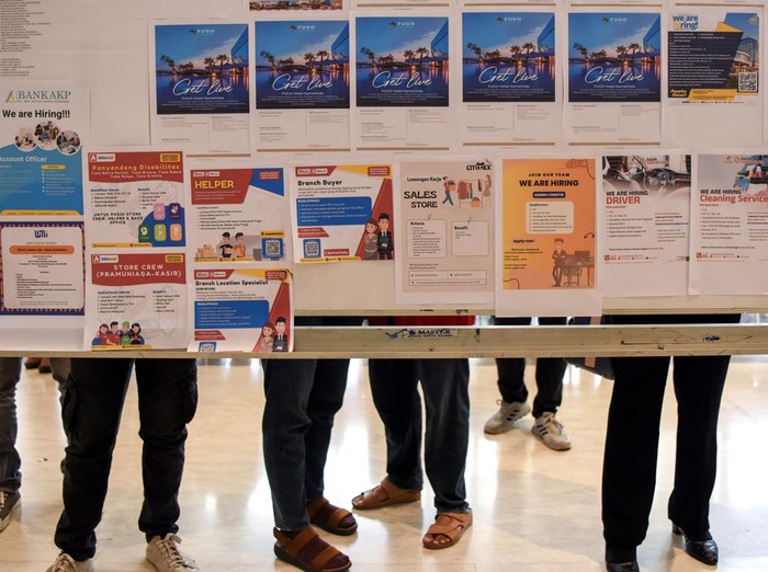 Sejumlah pencari kerja melihat lowongan kerja yang tertempel di papan pengumuman saat berlangsungnya bursa kerja di Samarinda, Kalimantan Timur, Jumat (23/11/2024). Pemkot Samarinda melalui Disnaker menggelar bursa kerja dengan melibatkan 30 perusahaan yang menawarkan 781 lowongan kerja dari 156 jabatan di berbagai sektor seperti perbankan, perdagangan, jasa, kehutanan, konstruksi, pertanian, kesehatan, dan pertambangan. ANTARA FOTO/M Risyal Hidayat/Spt.