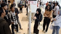 Sejumlah pencari kerja melihat lowongan kerja yang tertempel di papan pengumuman saat berlangsungnya bursa kerja di Samarinda, Kalimantan Timur, Jumat (23/11/2024). 