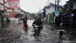 Potret Warga Terobos Banjir di Larangan Tangerang