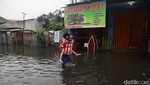 Potret Warga Terobos Banjir di Larangan Tangerang