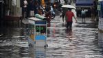 Potret Warga Terobos Banjir di Larangan Tangerang