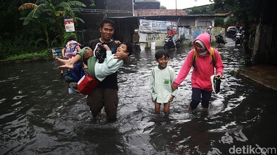 Potret Warga Terobos Banjir di Larangan Tangerang