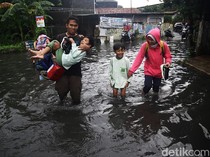 Potret Warga Terobos Banjir di Larangan Tangerang