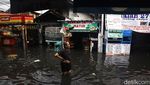 Potret Warga Terobos Banjir di Larangan Tangerang