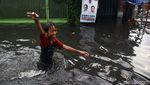 Potret Warga Terobos Banjir di Larangan Tangerang