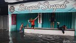Potret Warga Terobos Banjir di Larangan Tangerang
