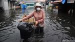 Potret Warga Terobos Banjir di Larangan Tangerang