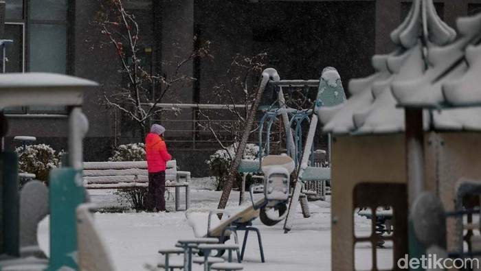 Warga Ukraina Hadapi Musim Dingin dan Serangan Rusia A worker cleans a street where cars are covered in snow amid the first snowfall, amid Russia's attack on Ukraine, in Kyiv, Ukraine November 21, 2024. REUTERS/Gleb Garanich TPX IMAGES OF THE DAY