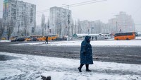 Warga Ukaraina menghadapi tantangan musim dingin di tengah serangan Rusia yang masih terjadi ke negara tersebut.