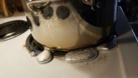 Pria ini apes masak di panci kesayangan sang istri, tapi tiba-tiba pancinya meleleh. Foto: Site News