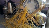 Tak sengaja jatuhkan pasta, orang ini langsung malas masak karena dapurnya berantakan. Foto: Site News