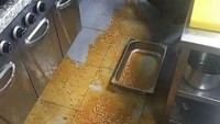 Chef yang satu ini menangis ketika tak sengaja mejatuhkan sup berisi kacang polong yang sudah dimasaknya selama berjam-jam. Foto: Site News