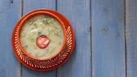 Caldo verde merupakan sup khas Portugal yang terdiri dari sayuran diiris tipis, kentang, dan bawang. Biasanya juga ditambahkan sosis Portugal. Foto: CNN Travel