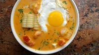 Sup creamy warna kuning ini namanya chupe de camarones asal Peru. Isian utamanya udang, kentang, dan jagung. Konon rasanya nendang karena ditambahkan cabai khas Peru. Foto: CNN Travel