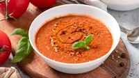 Gazpacho asal Spanyol tak kalah enak. Versi klasiknya dibuat dari tomat, mentimun, bawang putih, minyak zaitun, dan remahan roti yang memberi tekstur khas. Foto: CNN Travel