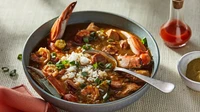 Kalau ini gumbo khas Amerika Serikat, tepatnya Louisiana. Hidangan ini terpengaruh budaya Afrika hingga masakan Prancis. Isiannya seafood, daging ayam, atau sosis yang diracik dengan rempah khas. Foto: CNN Travel