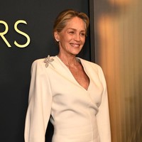 Dalam foto, Sharon Stone memang tampak tidak benar-benar polos. Terlihat bahwa ibu dua anak itu menerapkan maskara dan sedikit eyeliner cokelat yang membingkai mata birunya. Ia juga tampak memakai perona bibir bernuansa ‘peach’ dan produk ‘base’ dengan hasil akhir dewy yang membuat wajahnya segar.Foto: Getty Images/Jon Kopaloff