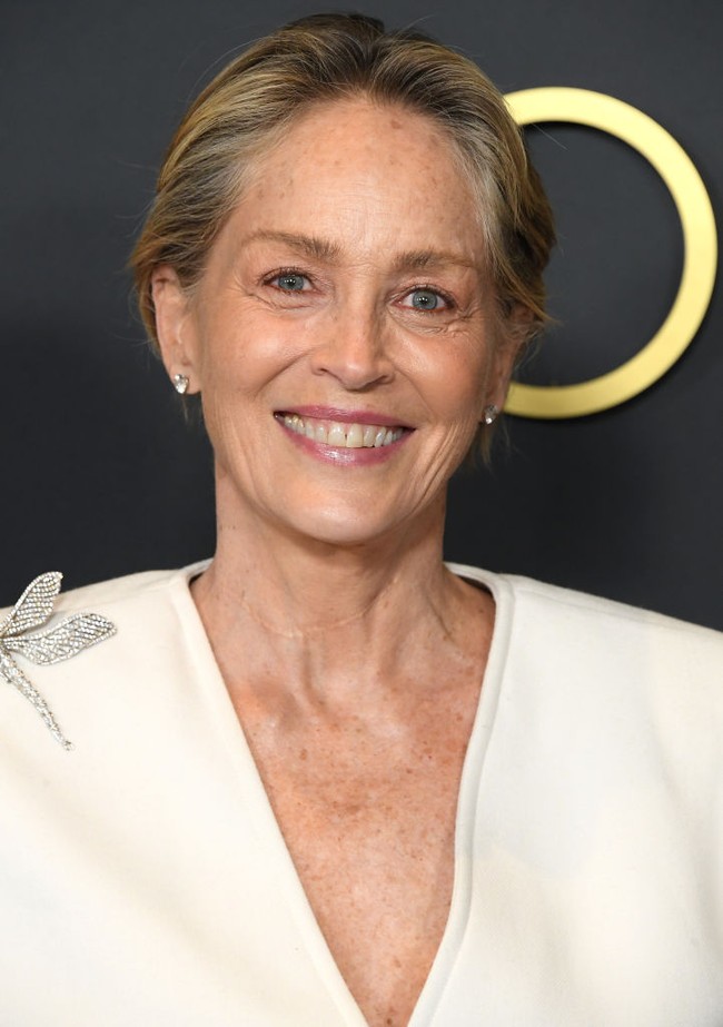 Penampilan yang maksimal menjadi bagian penting bagi para selebritas. Namun belakangan semakin banyak pesohor Hollywood yang berani menanggalkan riasan mereka. Baru-baru ini Sharon Stone ikut merayakan ‘wajah asli’ seorang wanita dengan tampil ‘makeup free’ yang menuai banyak pujian.Foto: Getty Images/Jon Kopaloff