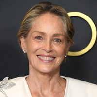 Penampilan yang maksimal menjadi bagian penting bagi para selebritas. Namun belakangan semakin banyak pesohor Hollywood yang berani menanggalkan riasan mereka. Baru-baru ini Sharon Stone ikut merayakan ‘wajah asli’ seorang wanita dengan tampil ‘makeup free’ yang menuai banyak pujian.Foto: Getty Images/Jon Kopaloff