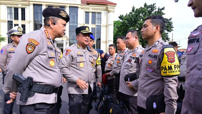 Polda Jambi menurunkan 717 personel untuk pengamanan Pilkada Serentak, 27 November 2024. Para personel akan disebar ke seluruh polres jajaran untuk pengamanan tempat pemungutan suara (TPS).