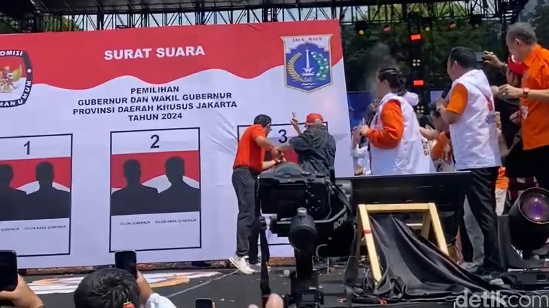 Ahok dan Foke turut mensimulasikan pencoblosan Pramono-Rano di Kampanye Akbar.