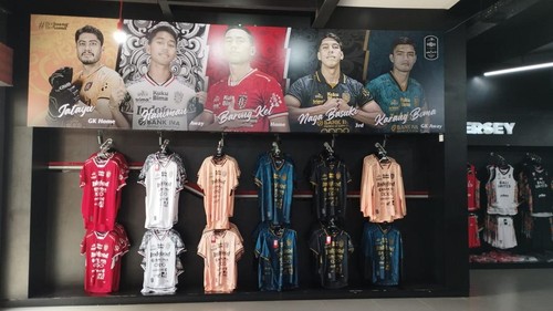 Jersei Bali United dipajang di Bali United Megastore, Gianyar, Bali, Sabtu (16/11/2024).