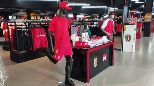 Bali United Megastore, Gianyar, Bali, menjual beragam merchandise Bali United, Sabtu (16/11/2024).