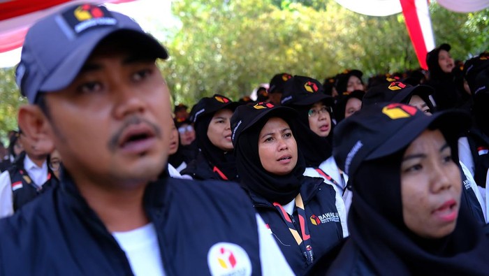 Sejumlah petugas Pengawas Pemilihan mengikuti Apel Siaga dan Patroli Pengawasan Masa Tenang Pemilihan 2024 di Pontianak, Kalimantan Barat, Sabtu (23/11/2024). Bawaslu Kota Pontianak mengerahkan seribu petugas pengawas dalam pelaksanaan Pilkada Kalimantan Barat dan Pilwako Kota Pontianak di enam kecamatan di wilayah setempat agar berjalan lancar, kondusif dan damai. ANTARA FOTO/Jessica Wuysang/foc.