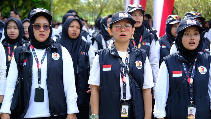 Sejumlah petugas Pengawas Pemilihan mengikuti Apel Siaga dan Patroli Pengawasan Masa Tenang Pemilihan 2024 di Pontianak, Kalimantan Barat, Sabtu (23/11/2024). Bawaslu Kota Pontianak mengerahkan seribu petugas pengawas dalam pelaksanaan Pilkada Kalimantan Barat dan Pilwako Kota Pontianak di enam kecamatan di wilayah setempat agar berjalan lancar, kondusif dan damai. ANTARA FOTO/Jessica Wuysang/foc.