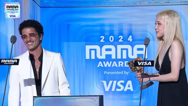 Menyambut kesuksesan lagunya, Bruno Mars tampil dalam ajang penghargaan musik Korea Selatan, MAMA, yang digelar di Jepang. Bersama Rose, Bruno menghadiri acara untuk menerima piala dan membawa single mereka. Foto: Internet