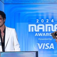 Menyambut kesuksesan lagunya, Bruno Mars tampil dalam ajang penghargaan musik Korea Selatan, MAMA, yang digelar di Jepang. Bersama Rose, Bruno menghadiri acara untuk menerima piala dan membawa single mereka. Foto: Internet