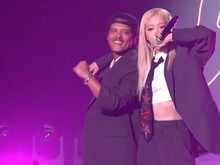 APT. Tetap Menyala Meski Rose-Bruno Mars Dikritik di MAMA